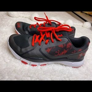 🔥🎁under armour sneakers red black like new 🎁🔥